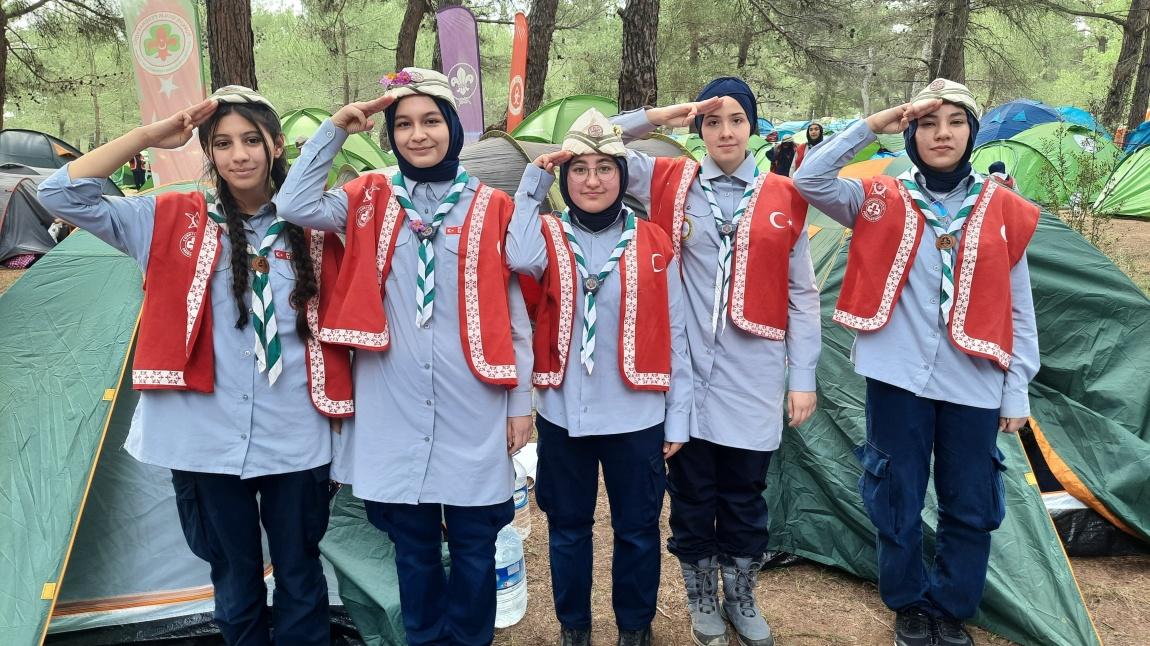 Okulumuz izcileri Türkiye İzcilik Federasyonu tarafından her yıl düzenlenen 57. Alay Milli Bilinç Kampı'nı tamamlayarak evlerine sağ salim döndüler.